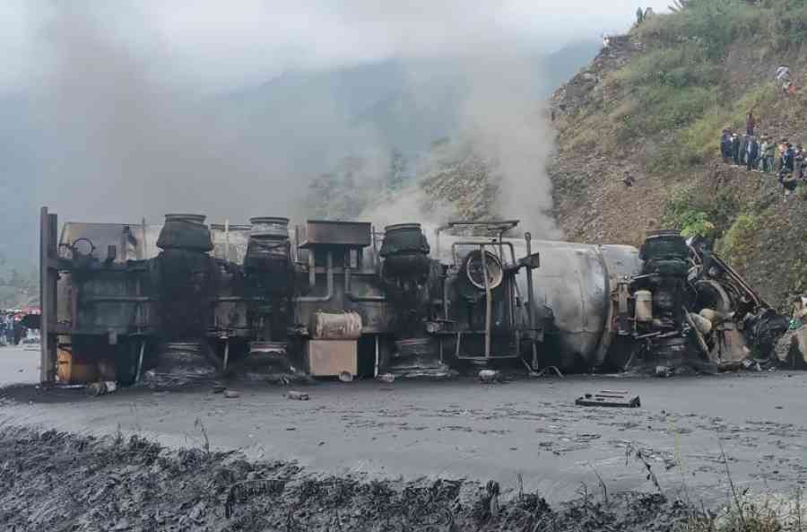 Tragedia en El Sillar: conductor muere calcinado tras vuelco e incendio de un camión cisterna