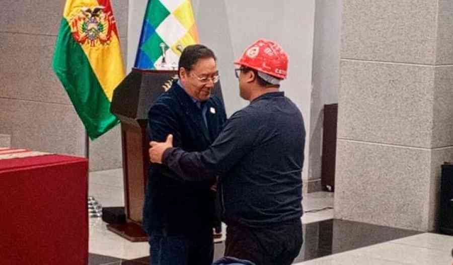 Arce posesiona a Víctor Quispe Ticona como ministro de Trabajo