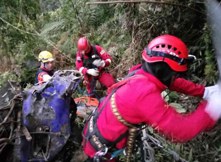 Tragedia en los Yungas: Tres muertos y tres heridos, tras la caída de una vagoneta al precipicio