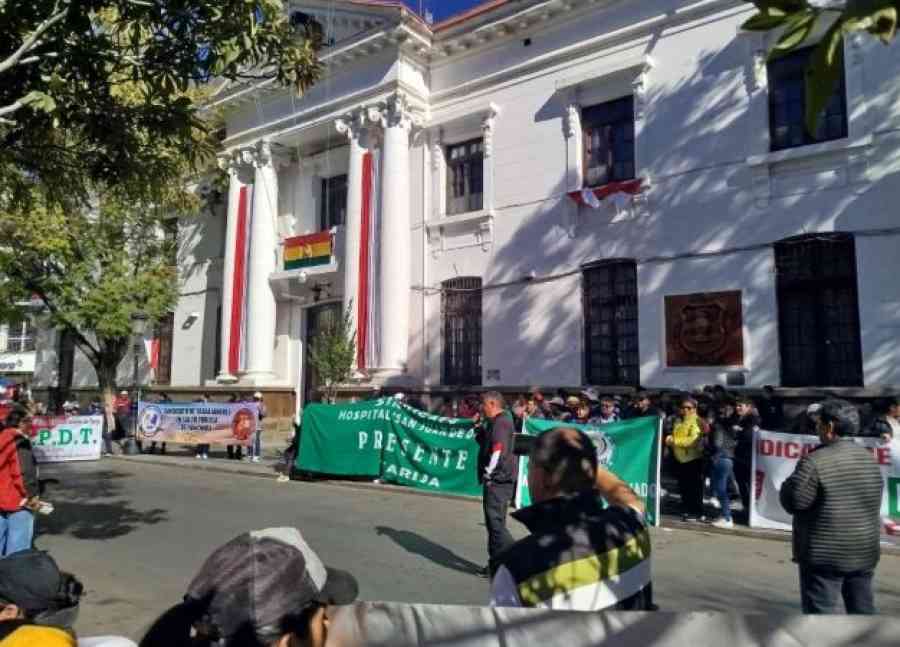 Trabajadores en salud suben la presión, van al paro de 72 horas por el bono vacunación