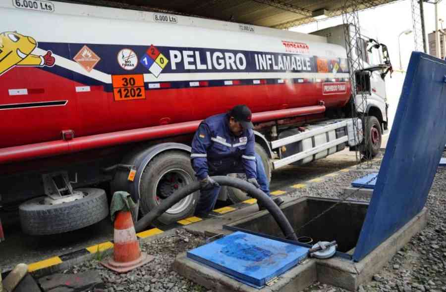Gasolina sin filas, diésel con problemas: YPFB denuncia que el acopio ilegal distorsiona el mercado