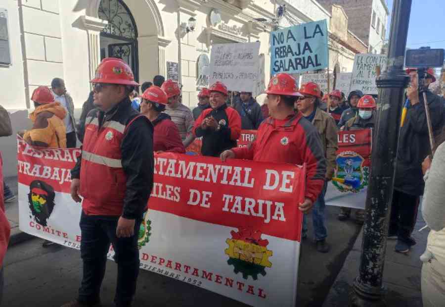 COD de Tarija marcha contra despidos en el sector salud y denuncia vulneración de derechos laborales