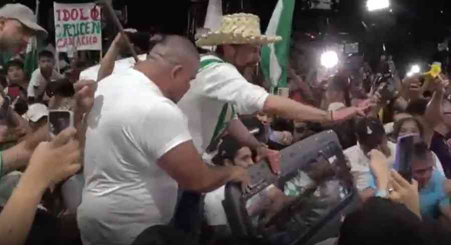 Camacho llega a Santa Cruz y es recibido por familiares y seguidores