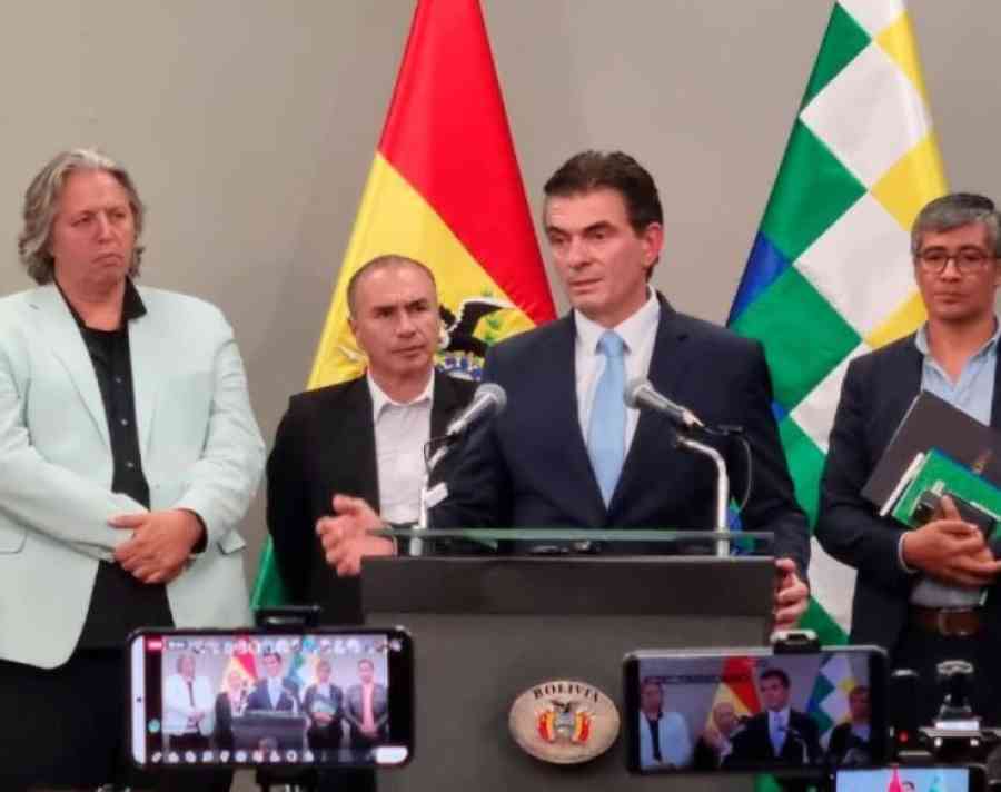 Lara advierte a Paz con quitarle su apoyo si se vincula con Doria Medina o Claure