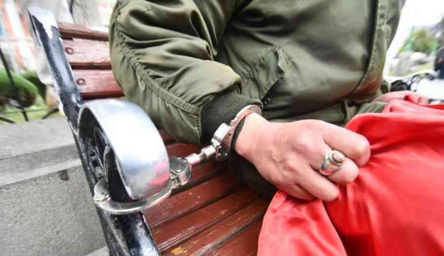 Un policía denuncia “corrupción” y se enmanilla en plena Plaza Murillo de La Paz