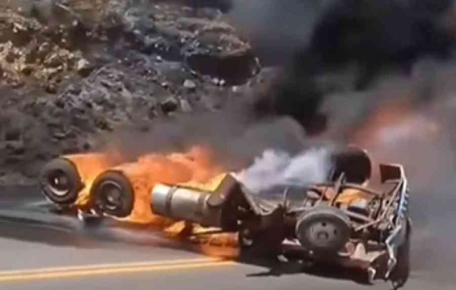 Dos personas mueren calcinadas tras vuelco e incendio de un camión en la ruta Cochabamba–Santa Cruz