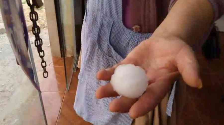 Intensa granizada perforó techos y provoca daños en la ciudad de Tarija