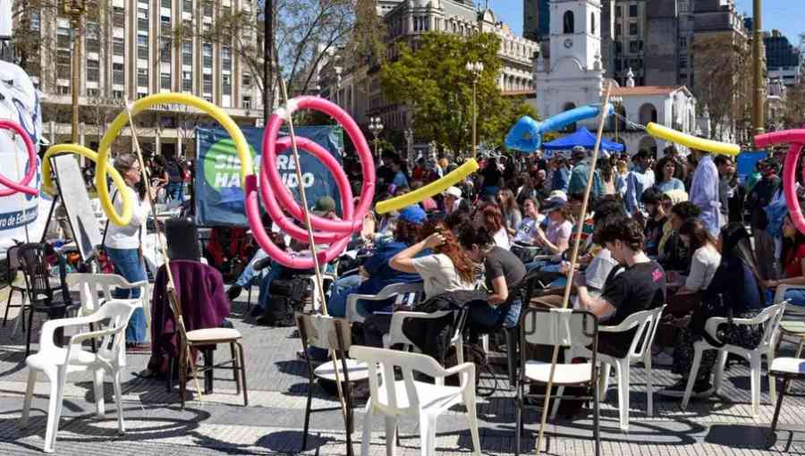 Argentina: marcha contra veto de Milei a fondos de educación