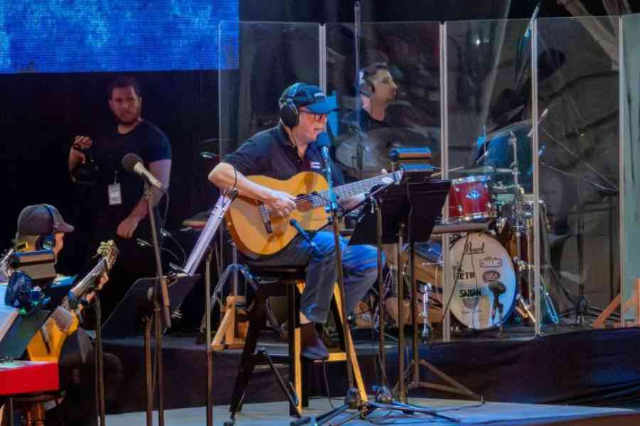 Silvio Rodríguez inicia gira con emotivo concierto en La Habana
