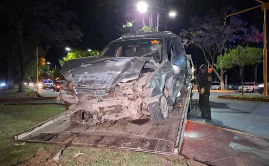 Mujer muere y hombre queda en estado crítico tras brutal choque en la Avenida Víctor Paz