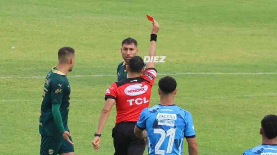Lluvia, barro y rojas: el caótico partido entre Blooming y Bolívar