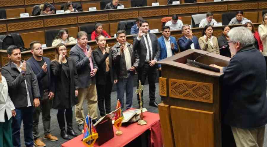 Vuelven el crucifijo y la Biblia al Parlamento para el juramento de legisladores