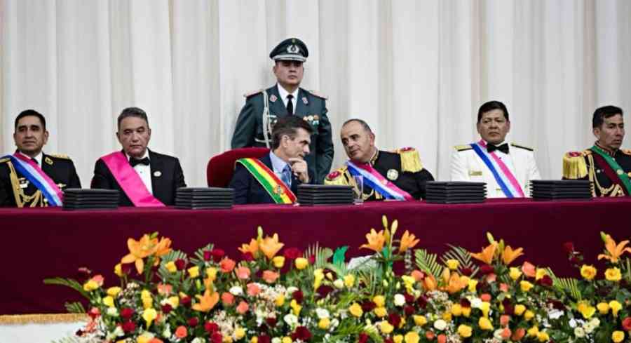 Presidente Paz a FFAA: "no quiero una institución subordinada al poder político, sino una aliada a su pueblo" y pide no abandonar a la patria