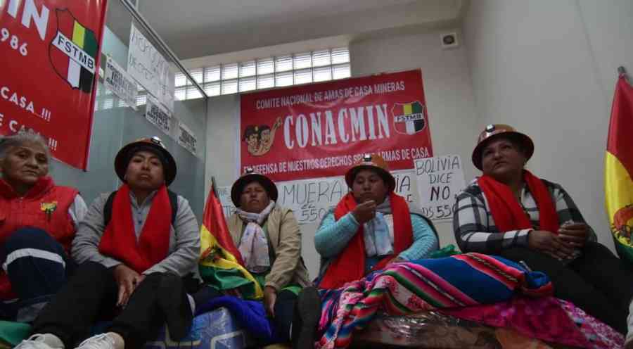 Mineros asalariados y representantes del magisterio instalan huelga de hambre en medio de críticas