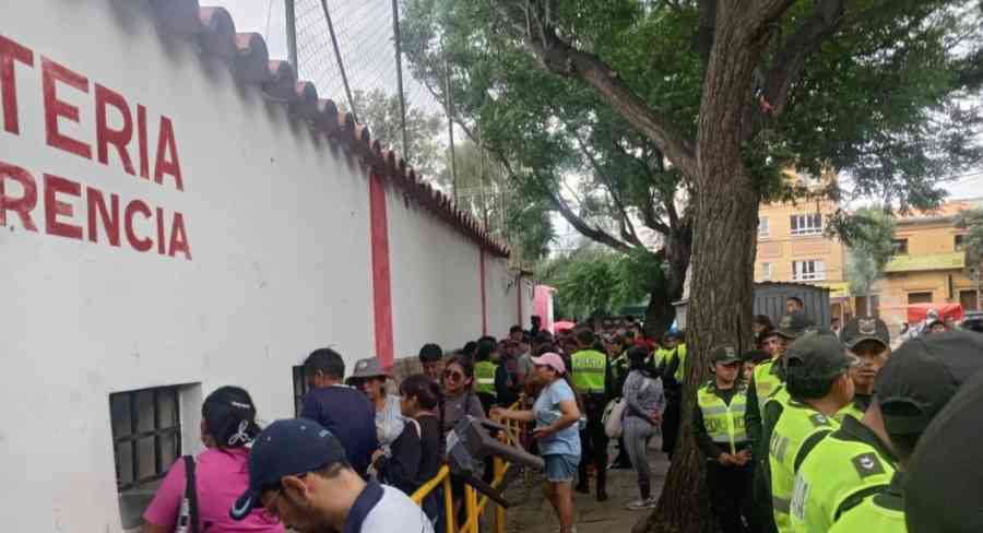 Hinchas molestos por la lentitud en la venta de entradas para el partido Bolivia - Panamá