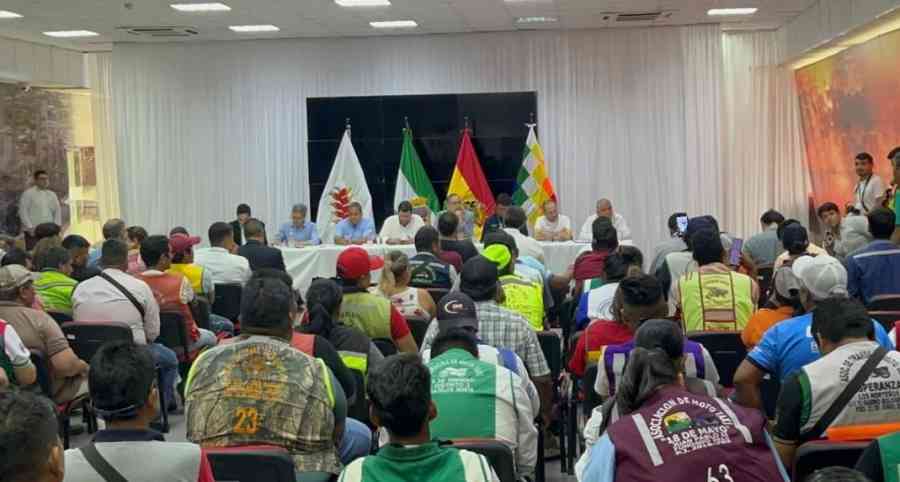 Transportistas y gobierno acuerdan acta de seis puntos por gasolina "desestabilizada", pero sigue la emergencia