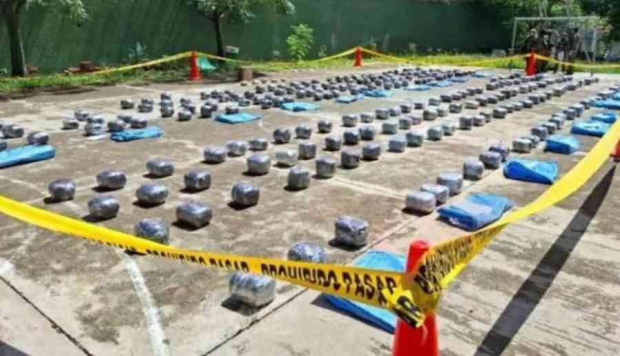 Abandonan una camioneta con más de 230 paquetes de marihuana