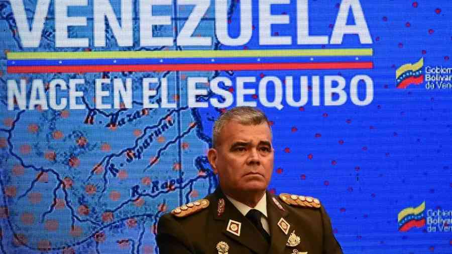 Presidenta de Venezuela destituye a Vladimir Padrino