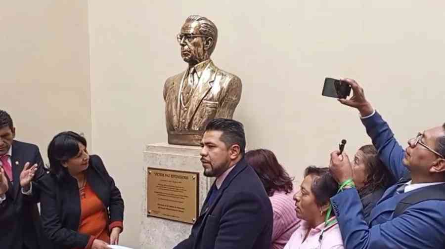 Restituyen busto de Víctor Paz Estenssoro en antiguo edificio de la Asamblea