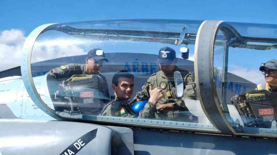 Paz compara la conducción del país con pilotar un avión tras vuelo en un K-8