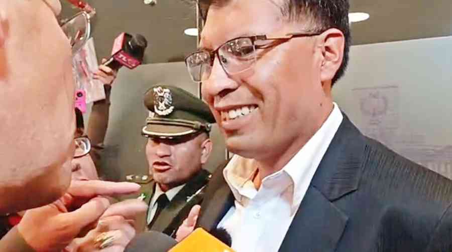 Entre gritos e insultos, increpan al senador Nilton Condori en la Asamblea tras polémico cabildo
