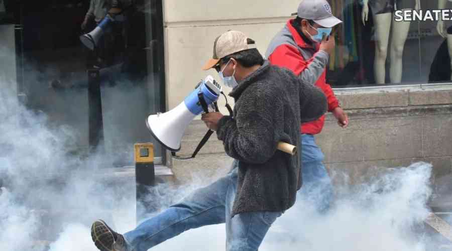 Protesta en La Paz: Maestros ingresan hasta la Plaza Murillo y la Policía los gasifica