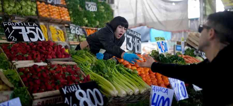 La inflación de Argentina baja por primera vez en 11 meses