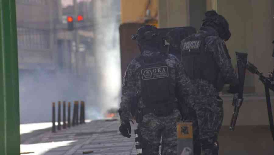 Policía se retira del ministerio de Educación y maestros cometen desmanes