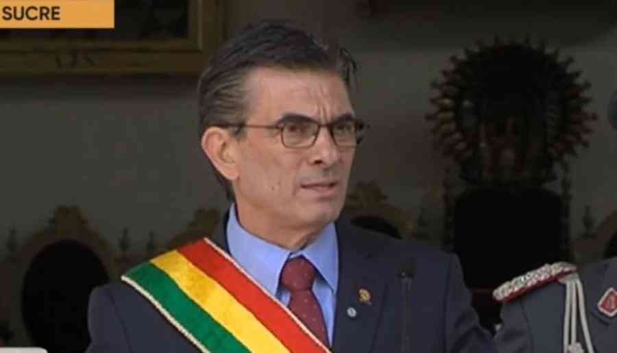 Paz pide disculpas y anuncia que rebajará su sueldo y de los ministros en 50%