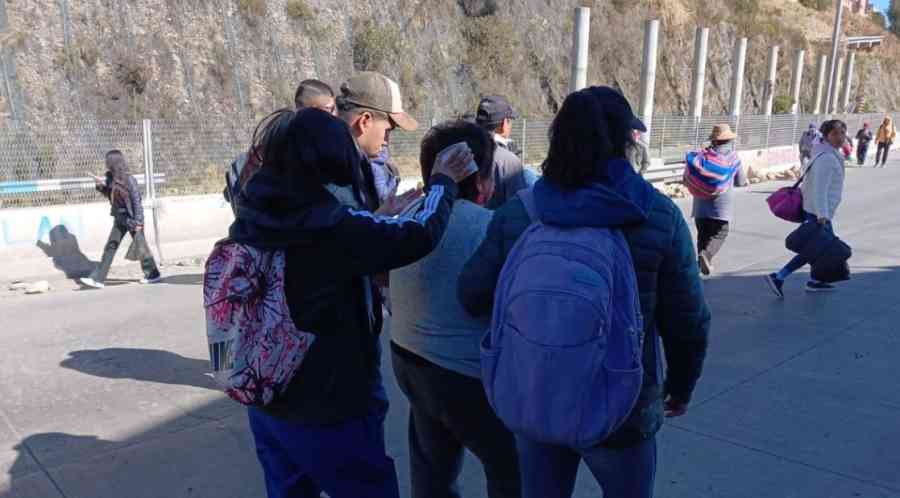Encapuchados apedrean minibuses y hieren a una mujer de 67 años en El Alto