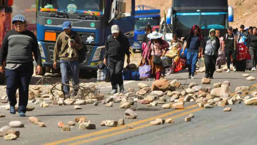 Hallan sin vida a un chofer de camión varado en Oruro, por los bloqueos