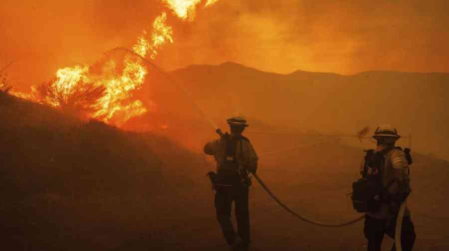 Un nuevo incendio obliga a evacuar a miles de personas en Los Ángeles