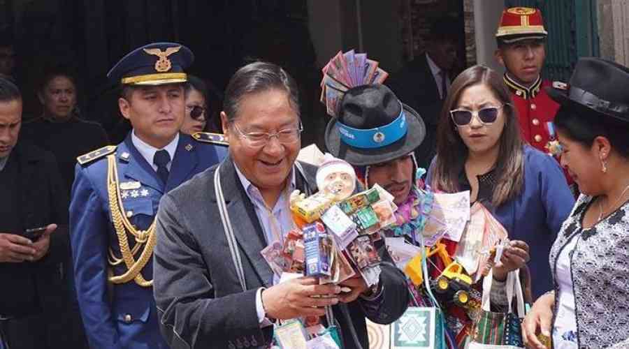 Arce inaugura Alasita con pedido de prosperidad para los bolivianos